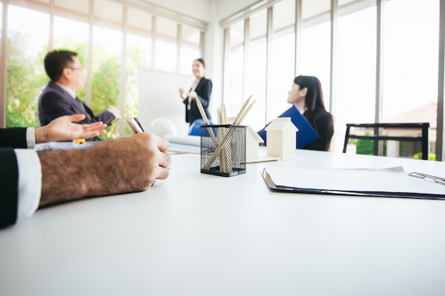 Foto teambesprechungen und besprechungen mit geschäftspartnern