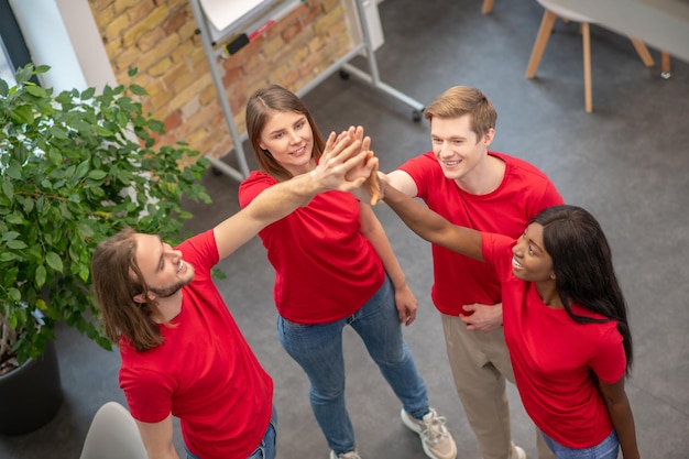 Teambildung. Eine Gruppe junger Leute, die Teambuilding-Aktivitäten haben und genossen aussehen