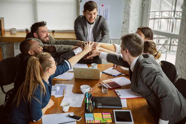 Teambuilding Grupo de jóvenes profesionales de negocios que tienen una reunión