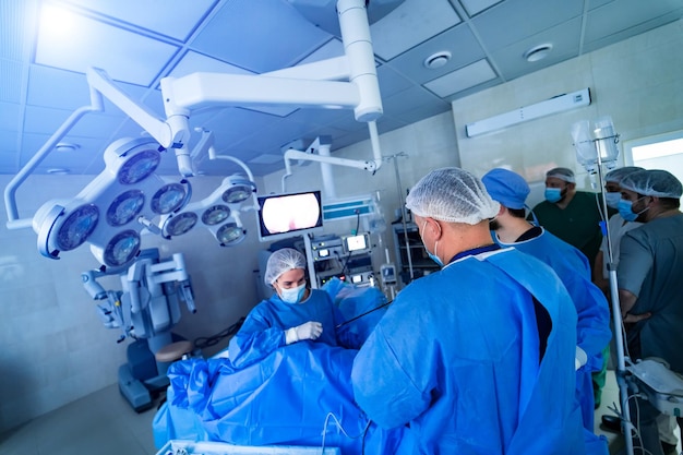 Teamchirurg bei der Arbeit im Operationssaal Moderne Geräte im Operationssaal Medizinische Geräte für die Neurochirurgie