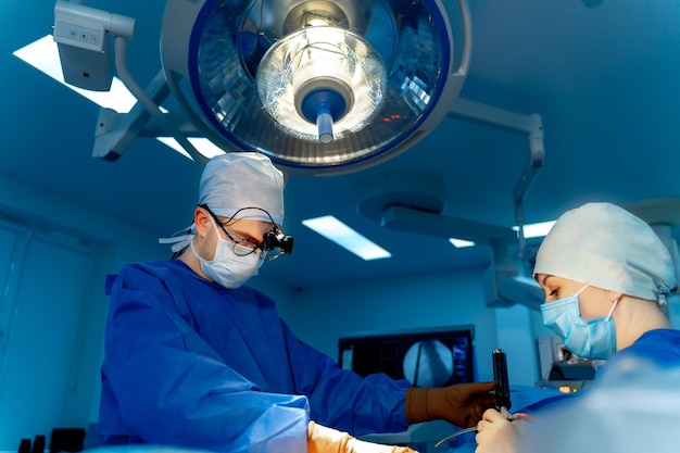 Teamchirurg bei der Arbeit im Operationssaal Moderne Geräte im Operationssaal