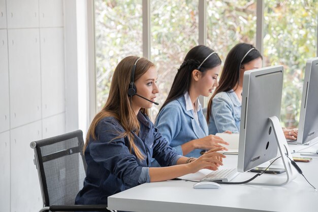 Teamfrau Call-Center-Kundendienst oder Vertriebsmitarbeiter beraten und helfen bei der Lösung von Problemen