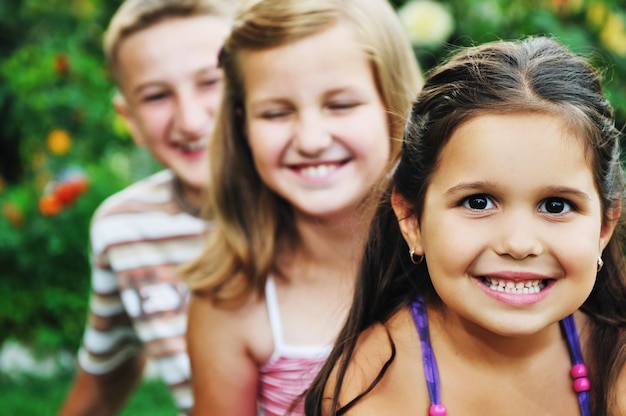 Teamgruppe glücklicher Kinder im Freien in der Natur viel Spaß