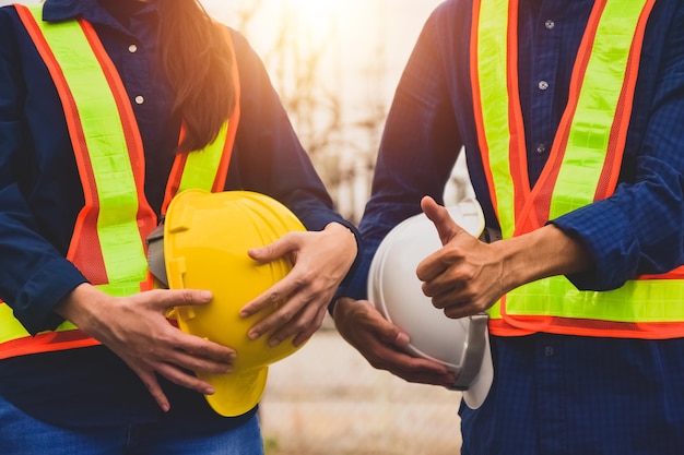 Teamingenieur mit Schutzhelm auf Werkshintergrund