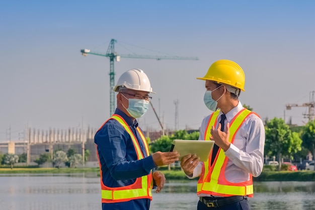 Teamingenieur Zwei-Mann-Architekt auf einer Hochbaustelle