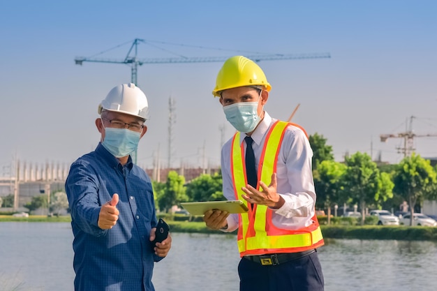 Teamingenieur Zwei-Mann-Architekt auf einer Hochbaustelle