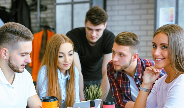 Teamjob Foto der jungen Geschäftsmannmannschaft, die mit einem neuen Startup-Projekt arbeitet