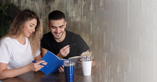 Teamjob. Foto junge Studenten-Crew, die mit neuem Startup-Projekt in modernem Loft arbeitet. Banner