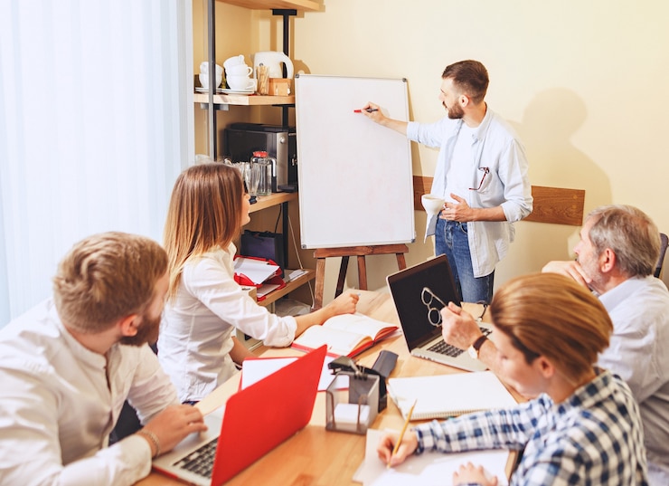 Foto teamjob foto junge und reife geschäftsleute, die mit einem neuen startup-projekt arbeiten