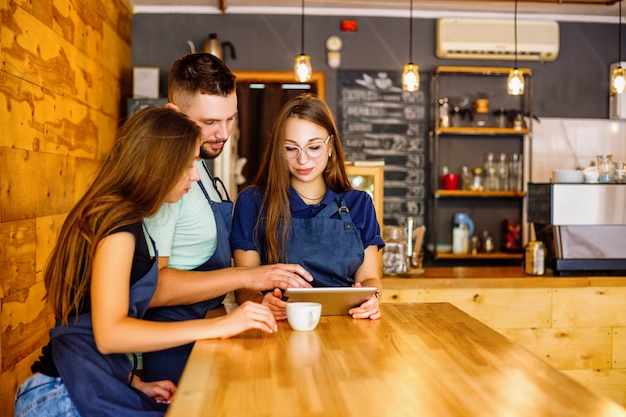 Teamkommunikation Barista in einem Kaffeehaus