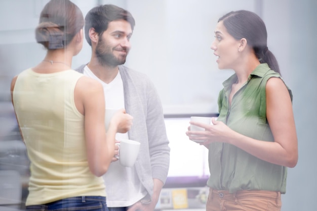 Foto teamtreffen und kaffeepause für ideen gerüchte und unternehmen karriere als softwareentwickler im fenster professionelle männliche person frauen und diskussion im büro und gruppe zuhören an gesprächen