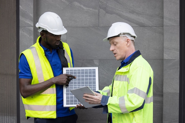 Teamtreffen von Ingenieuren für erneuerbare Energien, die an einem innovativeren, effizienteren Solarpanel-Batteriekonzept arbeiten und Probleme lösen