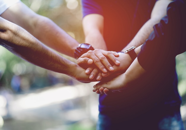 Teamwork and Unity Teamwork, handshaking en el equipo. Concepto de equipo.