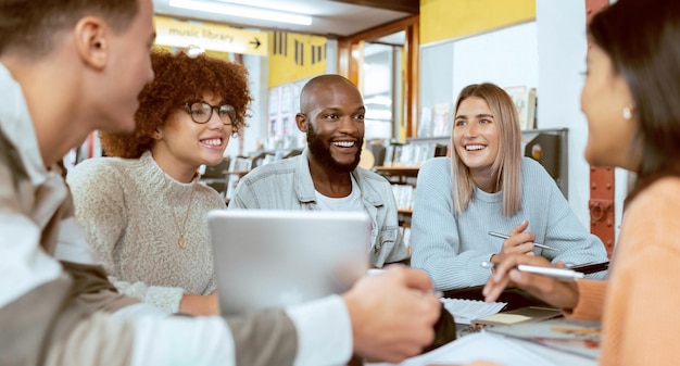 Foto teamwork-bildung oder studenten mit tablet in der bibliothek für forschungszusammenarbeit oder projektmanagement gruppenglückliche oder universitätsmitarbeiter lächeln auf tech, um stipendienstudium oder websuche zu lernen