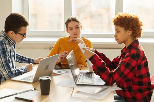 Teamwork-Brainstorming Verschiedene Kollegen, die zusammenarbeiten, diskutieren Finanzstatistiken Gruppe von Glücklichen