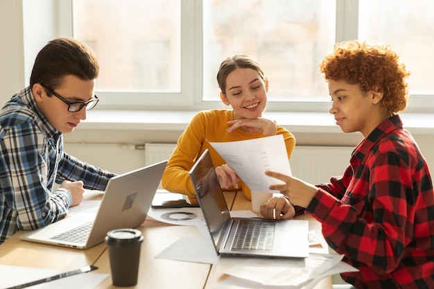 Teamwork-Brainstorming Verschiedene Kollegen, die zusammenarbeiten, diskutieren Finanzstatistiken Gruppe von Glücklichen