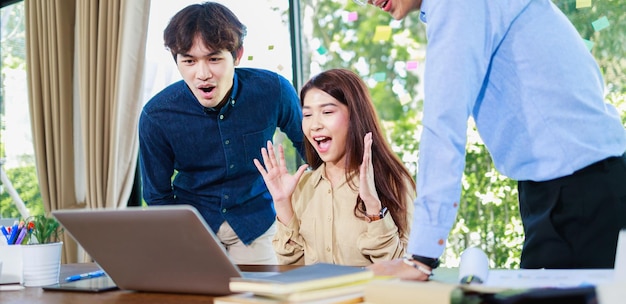 Teamwork-Erfolgskonzept Gruppe von Freunden, die zu Hause an einem Computer arbeiten Unternehmen in Bannergröße