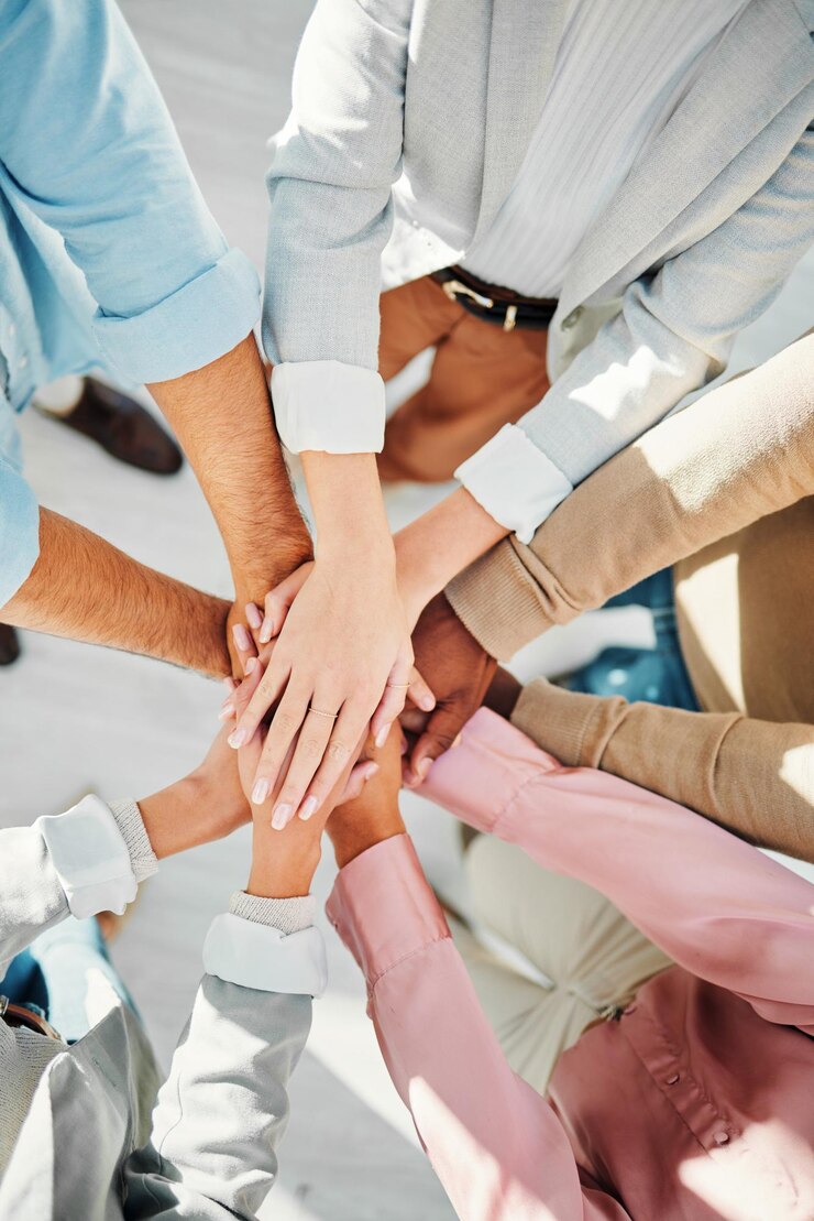 Foto teamwork-hände und unterstützung von geschäftsleuten bei der zusammenarbeit von oben für integrationsvertrauen oder den gewinn von closeup-partnerschaften und teambildung für eine erfolgreiche zusammenarbeit oder die erzielung von synergien