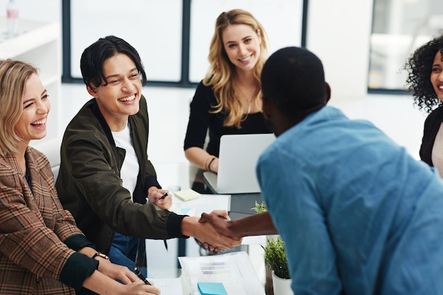 Teamwork-Händedruck und Geschäftsleute treffen sich zur Planung der Zusammenarbeit und danken Ihnen für die Vielfalt der Marketingagenturen und Männer und Frauen schütteln sich die Hände für eine Erfolgsvereinbarung und einen Deal im Büro