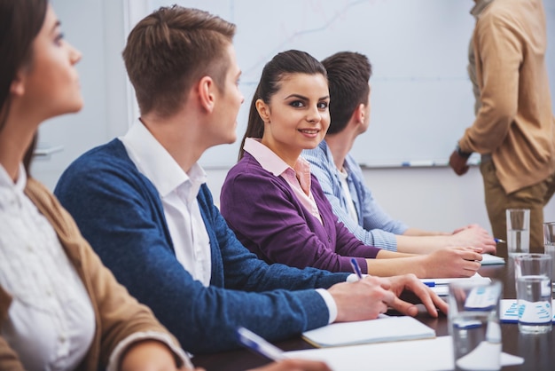 Teamwork-Konzept Junge Geschäftspartner arbeiten im Büro