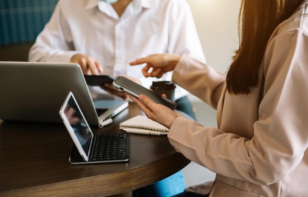 Teamwork-Menschen-Konzept. team von mitarbeitern, die großartige geschäftsdiskussionen führen. geschäftsmann, der mit partnern spricht. im Coworking-Büro