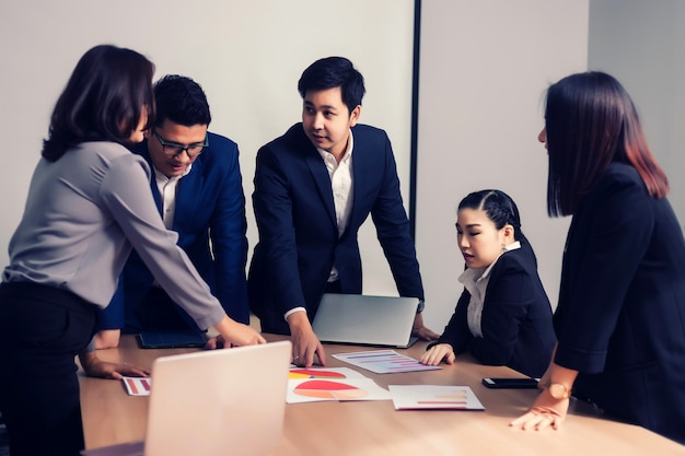 Teamwork mit Geschäftsleuten Analyse Kosten Diagramm im Besprechungsraum