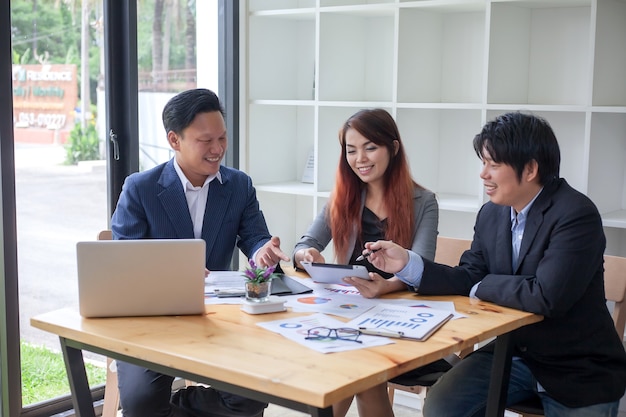 Teamwork-Prozess, Geschäftsleute, die im Büro besprechen Dokumente und Ideen an arbeiten