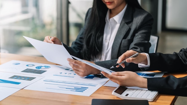 Teamwork-Prozess Geschäftsleute, die zusammenfassende Finanzinformationen bei der Besprechung bearbeiten