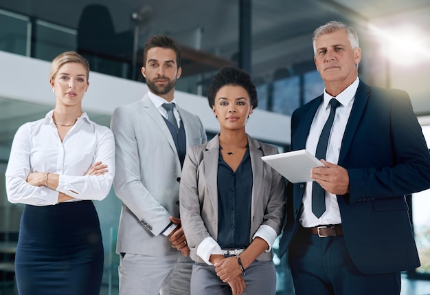 Foto teamwork-tablet oder porträt von geschäftsleuten im büro zusammen in zusammenarbeit oder unternehmen vielfalt unternehmensmitarbeiter oder selbstbewusste mitarbeiter, die eine gruppenmission in einem treffen oder am arbeitsplatz planen