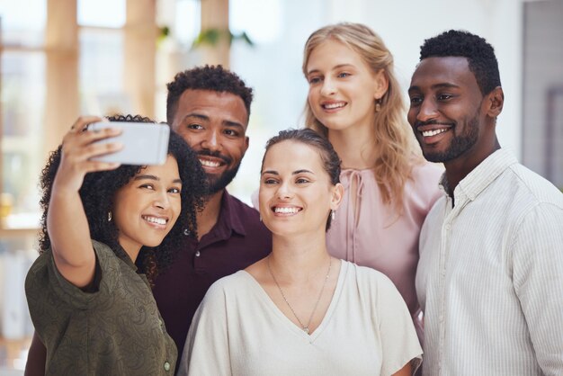 Teamwork-Telefon-Selfie und lustige Geschäftsleute in sozialen Medien kontaktieren Sie uns oder über uns Firmenwebsite Kreatives Designerlächeln und globale Bürodiversität Freunde in der Zusammenarbeit Tech-Fotografie