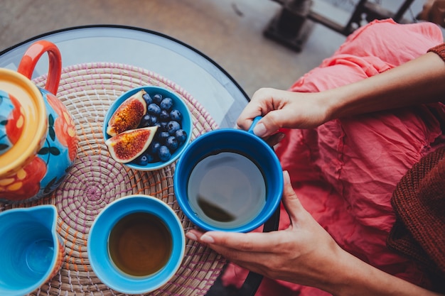 Teatime, mulher, segurando, azul, chá, copo