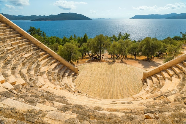 El teatro de la ciudad antigua de Antiphellos en la ciudad de Kas, región de Antalya, Turquía, con el mar Mediterráneo en un día soleado