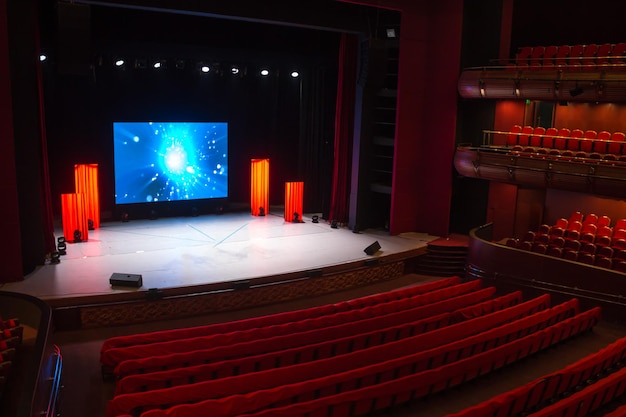 Teatro clásico con pantalla en el escenario