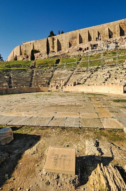 Teatro de Dionisio bajo la Acrópolis en AtenasGrecia