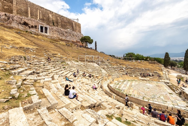 Foto teatro de dioniso y la famosa acrópolis en la distancia atenas grecia europa