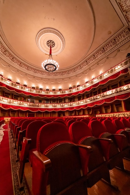 Teatro enorme vermelho de luxo Grande auditório vazio