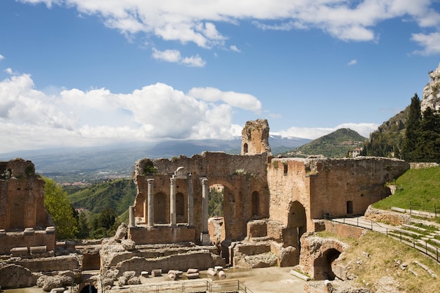 Foto el teatro griego y la nube de streaming del etna, taormina, provincia de messina, sicilia, italia