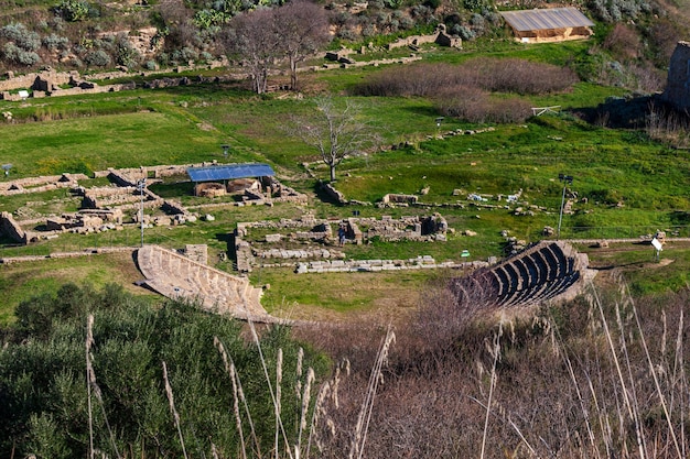 Foto teatro griego y otras ruinas en el sitio arqueológico de morgantina sicilia