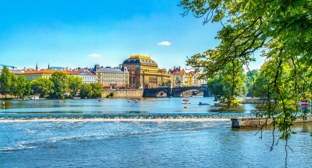 Teatro Nacional de Praga y puente Legii sobre el río Vltava