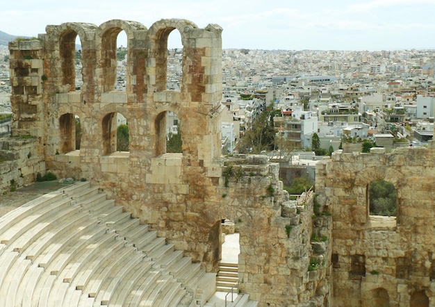 Foto teatro odeón de herodes ático ubicado en la ladera suroeste de la acrópolis de atenas, grecia