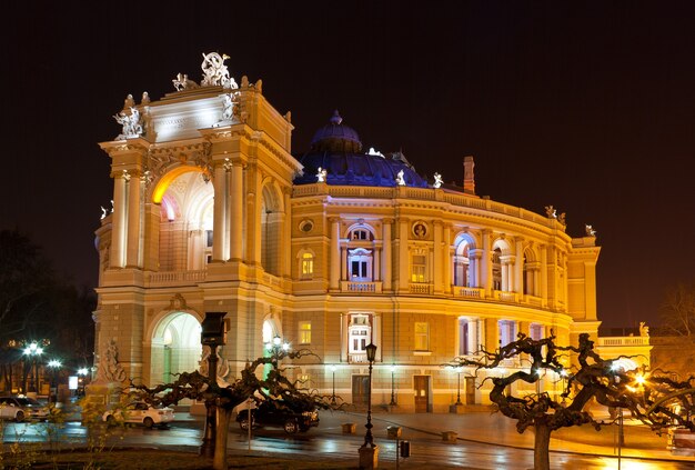 Foto teatro de ópera y ballet de odessa por la noche