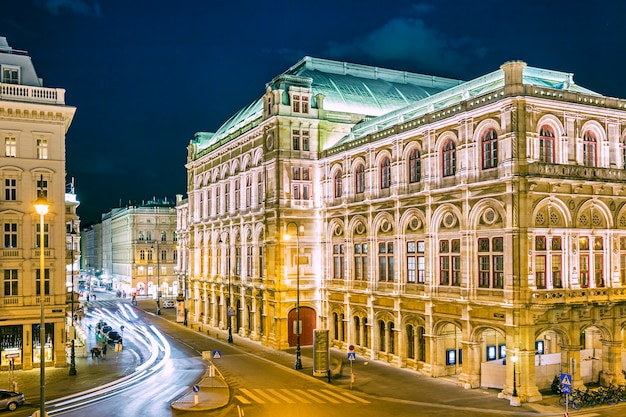 Teatro de la ópera en Viena por la noche, Austria