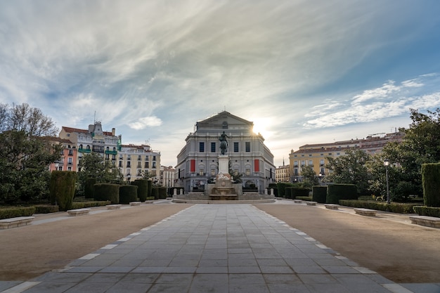 Teatro Real de Madrid na fachada posterior, próximo a um parque público com árvores e plantas. Espanha.