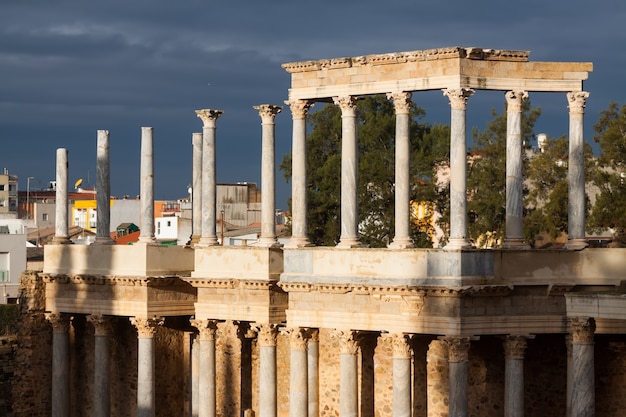 Teatro romano en la soleada mañana en Mérida