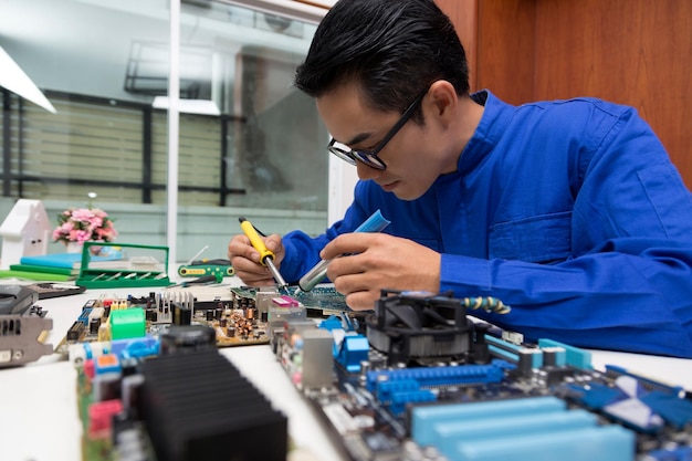 Tech prueba equipos electrónicos en el centro de servicio