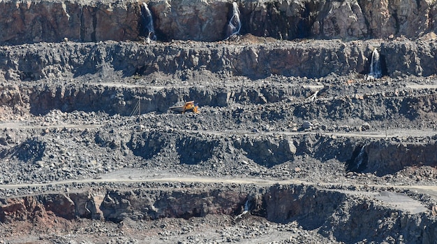 Technik arbeitet in einem großen Bergbau-Steinbruch