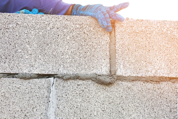 Techniker, der auf einer Baustelle eine Mauer baut