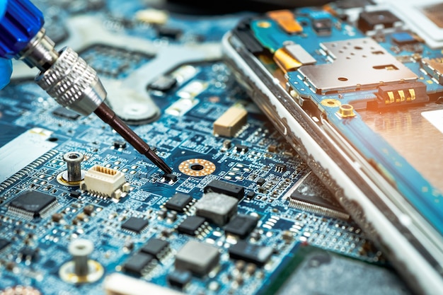 Techniker, der das Innere der Festplatte durch Lötkolben repariert. Integrierter Schaltkreis. das Konzept von Daten, Hardware, Techniker und Technologie.