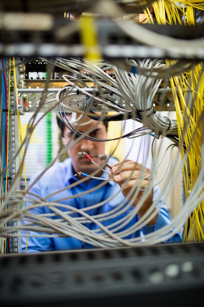 Techniker, der das Kabel befestigt