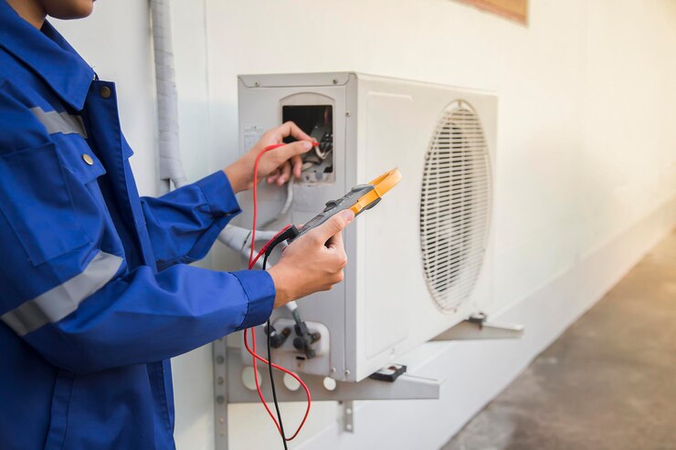 Techniker, der den Betrieb der Klimaanlage überprüft